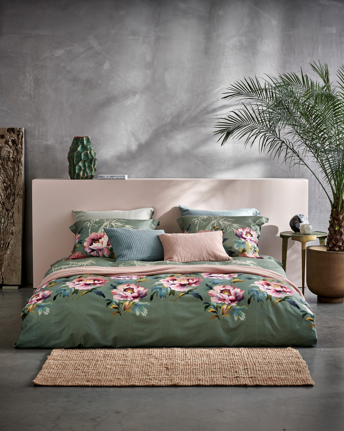 Pink Peony multi dekbedovertrek heeft grote roze blomen met groene en blauwe blaadjes op een groene achter met beige bamboetakken