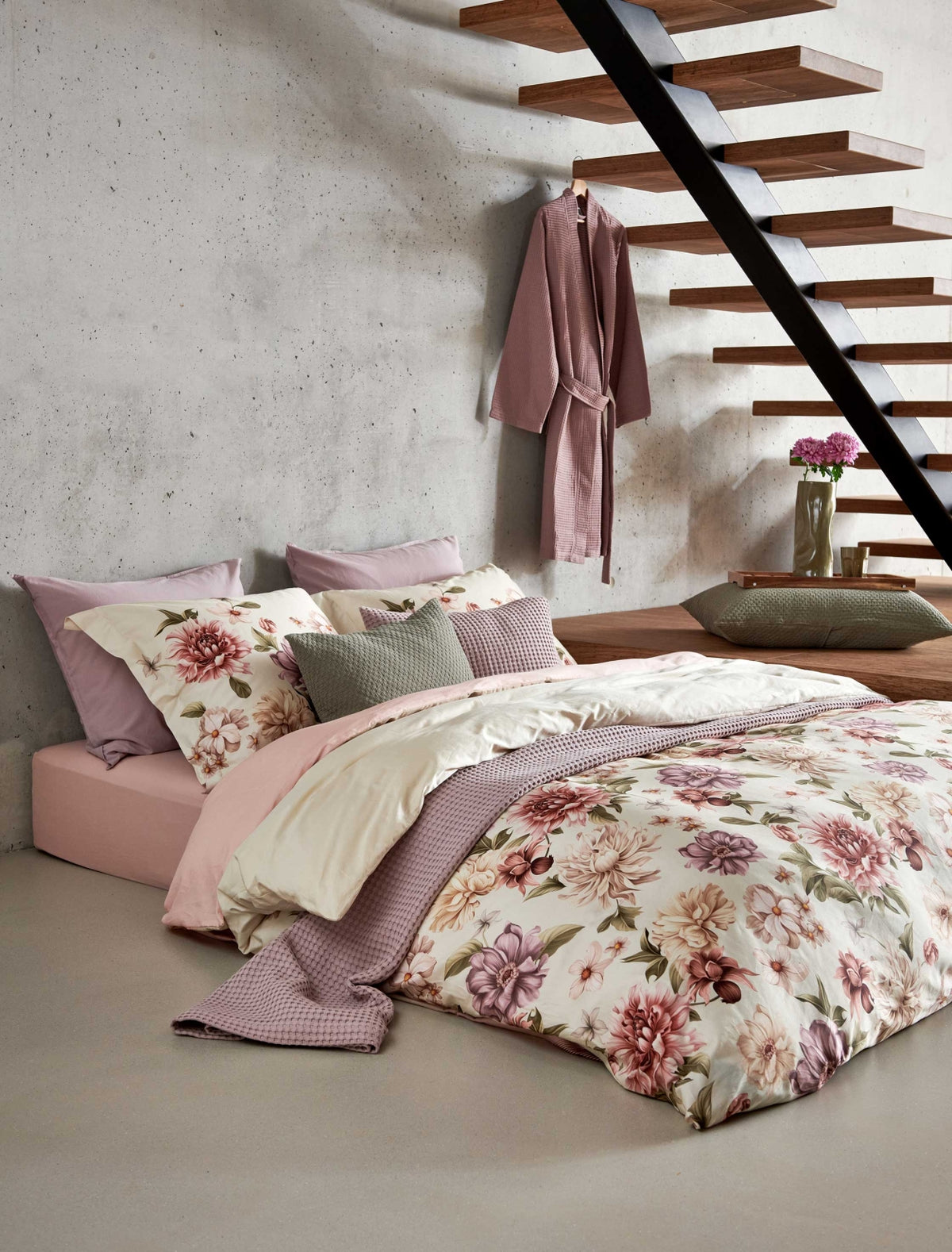 Harmony cream tan dekbedovertrek heeft sierlijke rode, paarse en beige bloemen die geschilderd lijken met veel diepte door de schaduwwerking op een cream tan achtergrond. De achterkant van het dekbedovertrek is effen cream tan. De kussens hebben aan beide zijden op een gedeelte een aantal bloemen. 