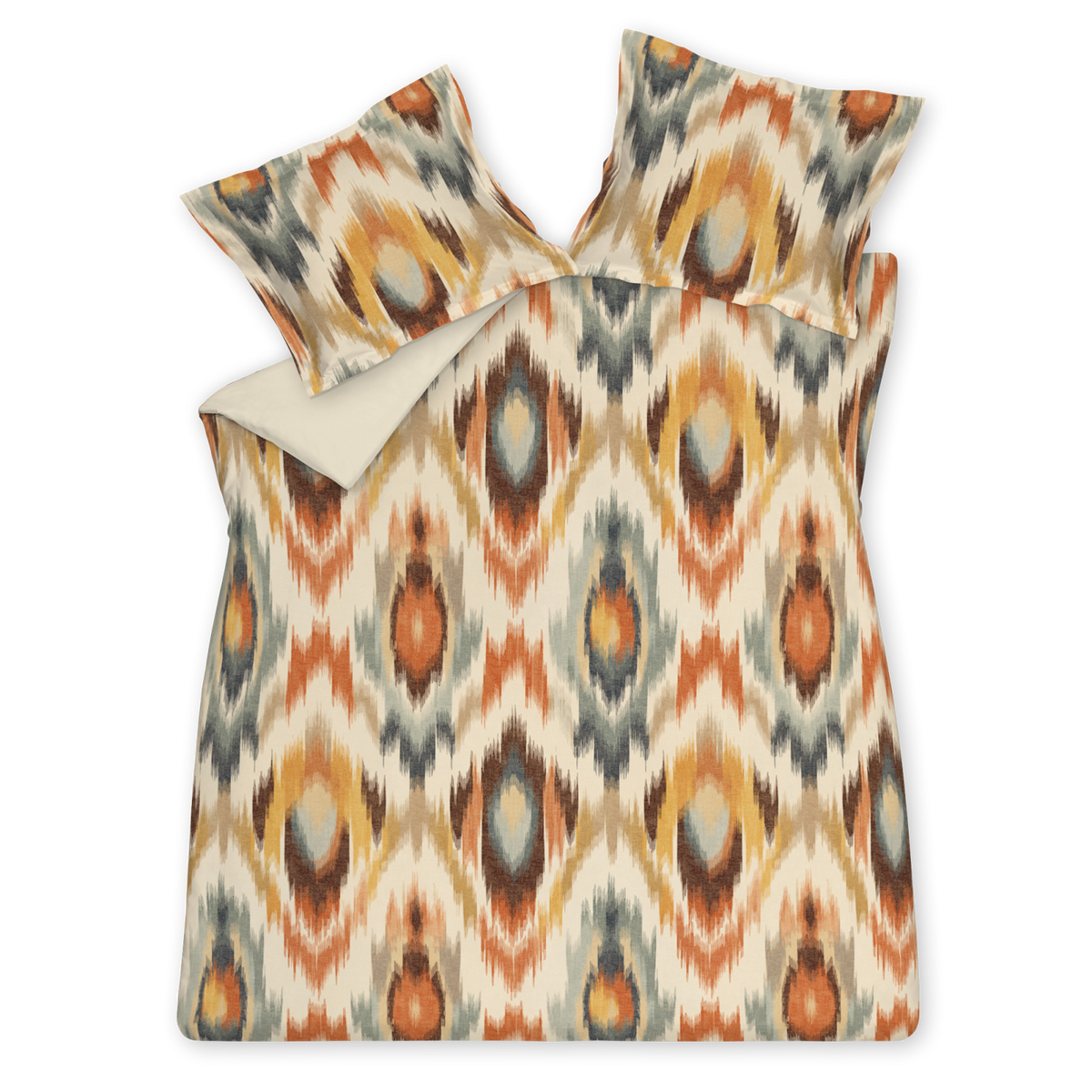 Tribal multi dekbedovertrek heeft een patroon van zigzaglijnen met ruiten ogen erin die verlopen lijken te zijn in verschillende tinten blauw, oranje, geel en beige op een offwhite achtergrond. De achterkant van het dekbedovertrek is effen offwhite.