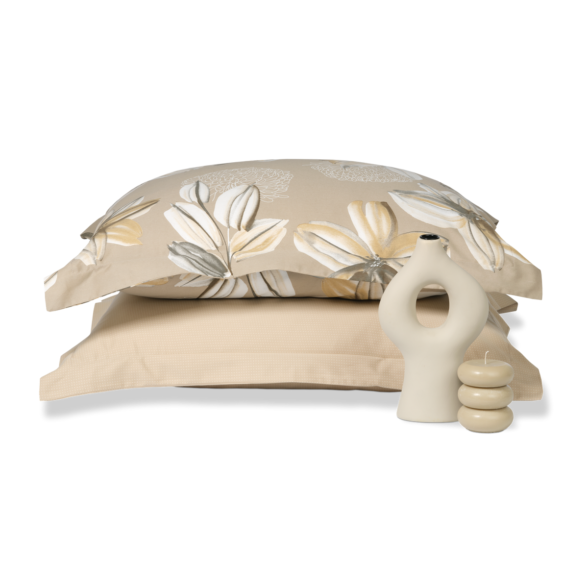 Flower Party de naam zegt het gelijk al, een feestje van bloemen op je bed! Dit dekbedovertrek set heeft aquarel geschilderde bloemen en organische vormen in mooie zachte nude en beige tinten. De print siert zowel de voor- als achterzijde.